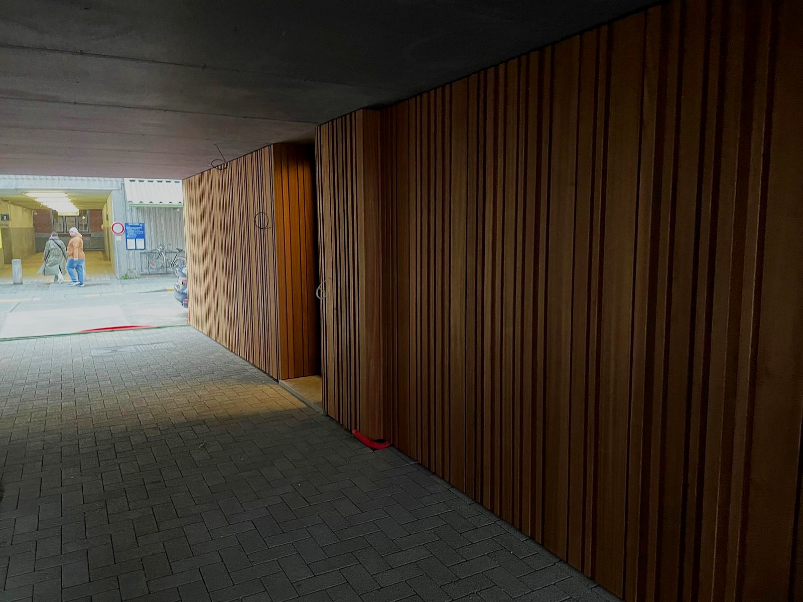 Overdekte doorgang naar de tuin
