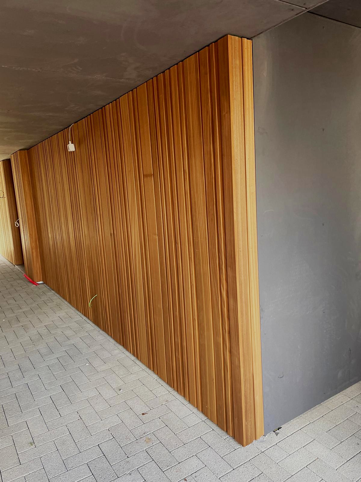 Houten wandbekleding in de doorgang