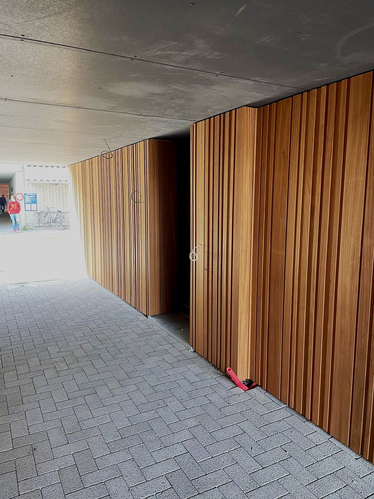 Doorgang met houten latten