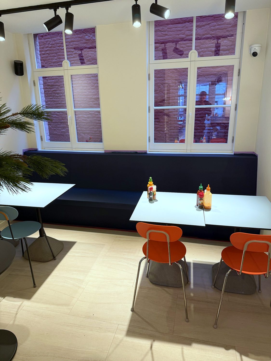 Zitbank onder de ramen
