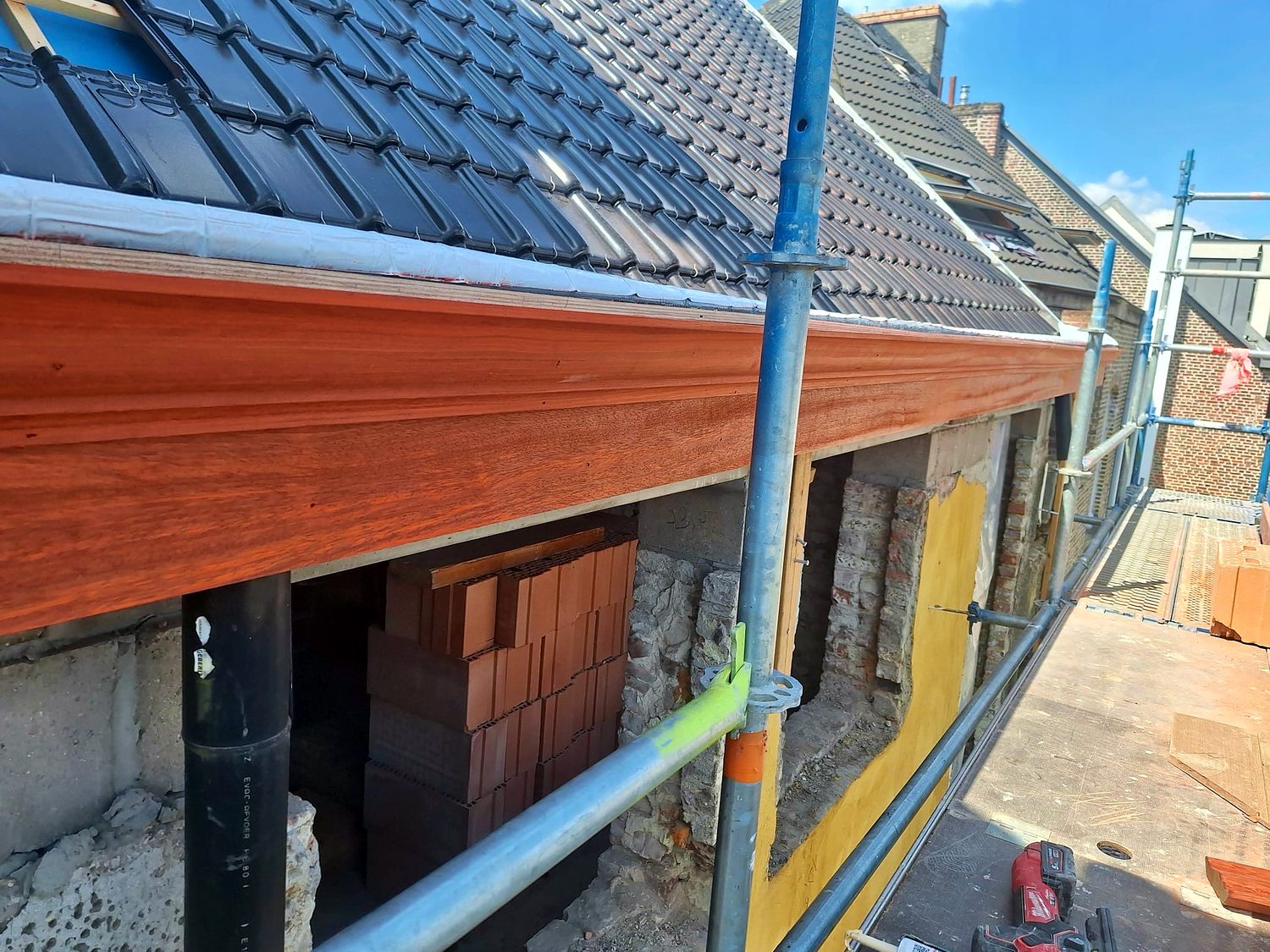 Nieuwe houten kroonlijst onder de dakgoot
