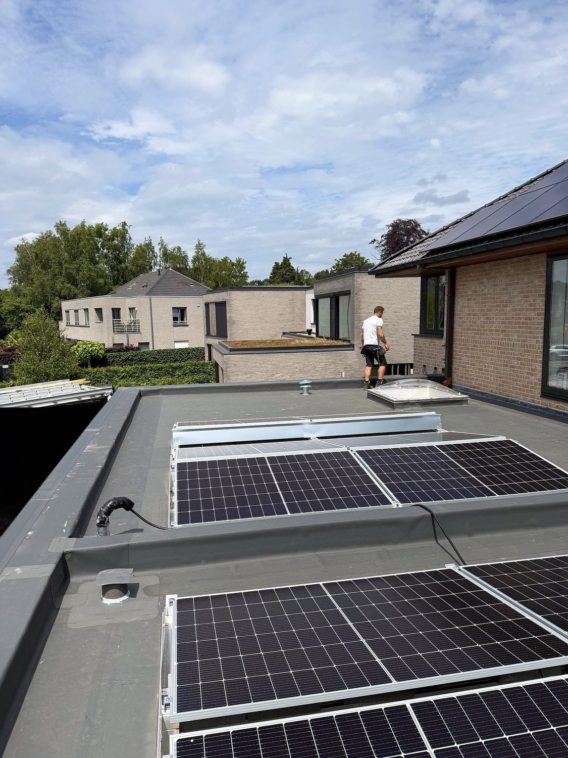 Plat dak met zonnepanelen en lichtkoepel